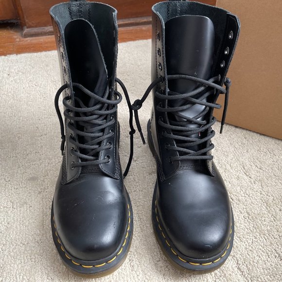 Doc Martens 1490, smooth black. Barely worn. Box, receipt, and leather care - Picture 5 of 6